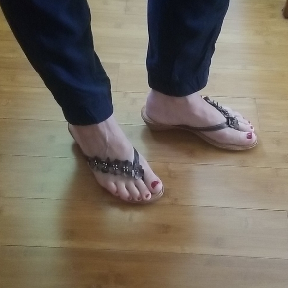 EUC Italian leather flip flops - Picture 7 of 7